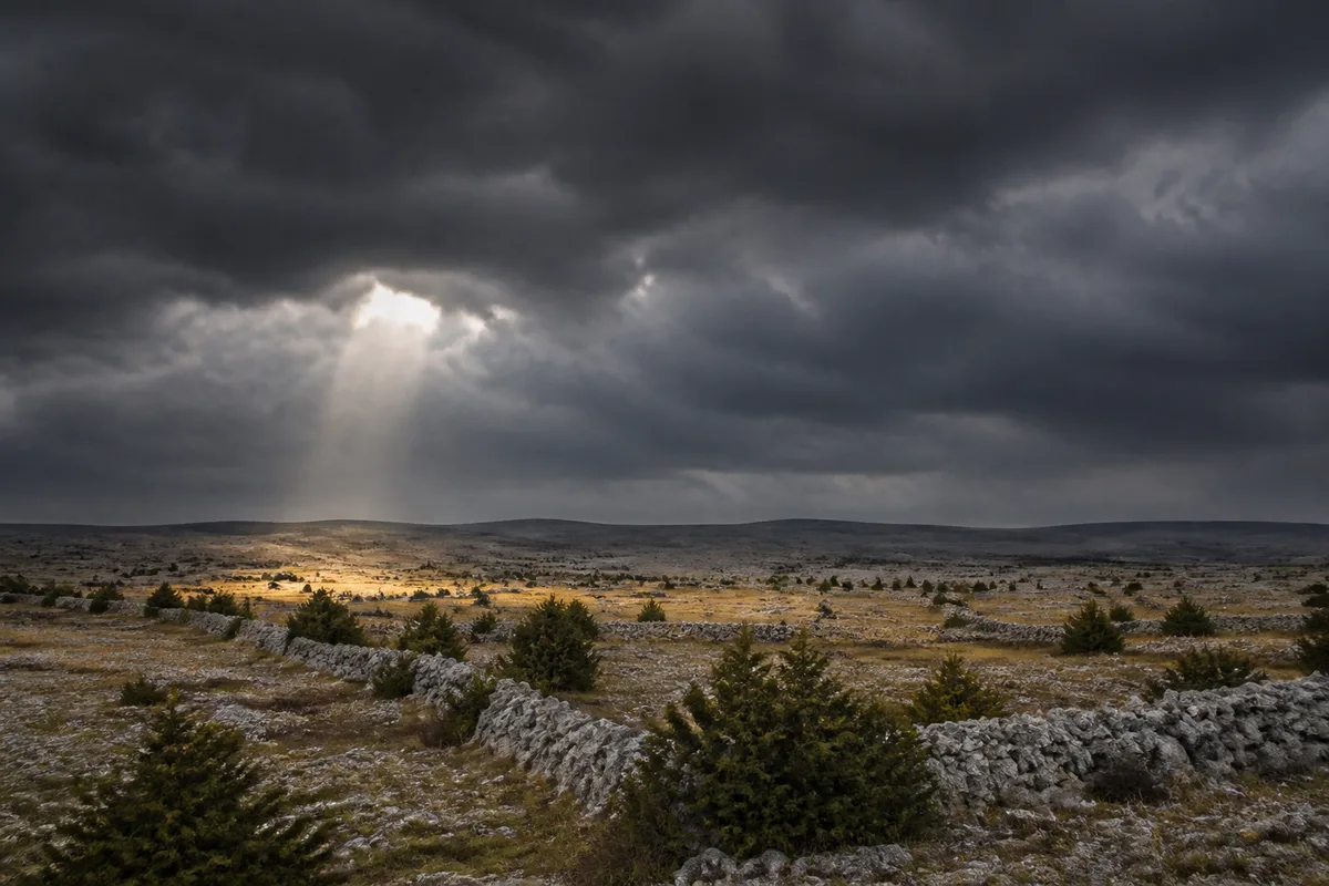 Plateau du Larzac balayé par un ciel d&rsquo;orage au-dessus des pelouses sèches